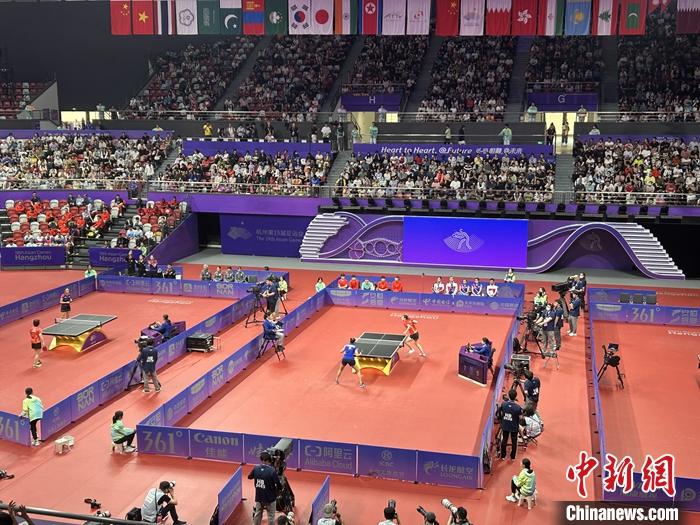 在杭州举行的亚运会女子团体半决赛现场，国乒