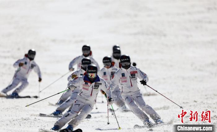 20支队伍竞逐2023超技炫滑雪编队赛 崇礼见证冰雪