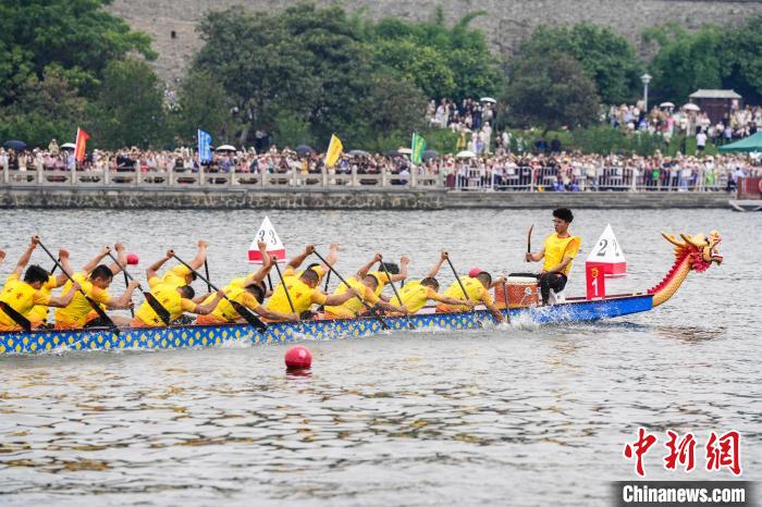 荆州古城上演龙舟竞速盛宴 35支队伍角逐赛事