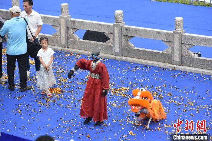 荆州古城上演龙舟竞速盛宴 35支队伍角逐赛事