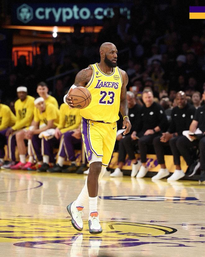 詹姆斯复出助湖人登顶西部第三 团队协作成制胜