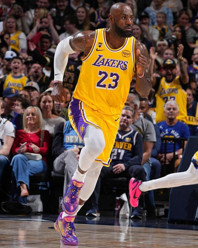 詹姆斯复出助湖人登顶西部第三 团队协作成制胜