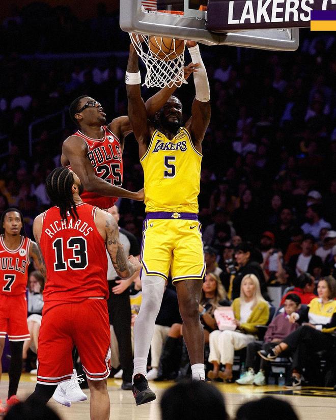 詹姆斯复出助湖人登顶西部第三 团队协作成制胜