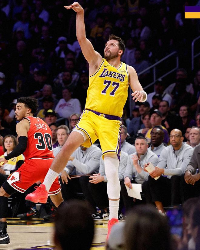 詹姆斯复出助湖人登顶西部第三 团队协作成制胜