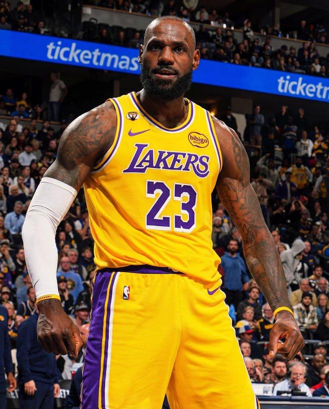 詹姆斯复出助湖人登顶西部第三 团队协作成制胜