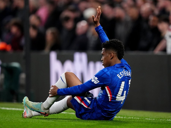 切尔西拒绝授权巴西治疗埃斯特旺右腿伤势引争